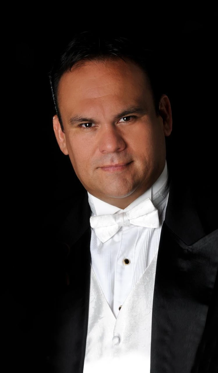 José Manuel Chú, tenor, vestido de gala